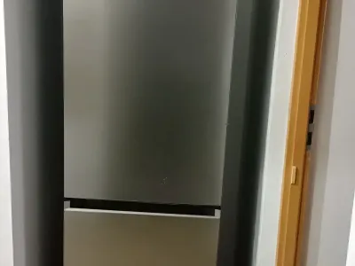 închiriere garsonieră Sector 3 București frigider modern din inox
